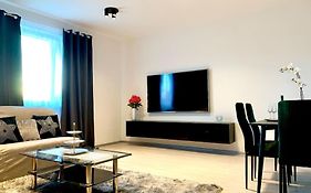 Spacious Apartment Near Hockey And Football Arena